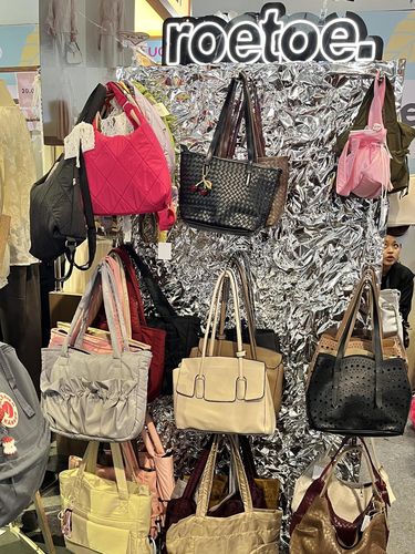 Bazar busana siap pakai, Locapop kembali digelar mulai dari 2-7 Desember 2025 di AEON Mall Tanjung Barat. Ada 61 brand yang menawarkan kolekai busana, hijab hingga tas dengan harga menarik dan bernuansa ala gen z.