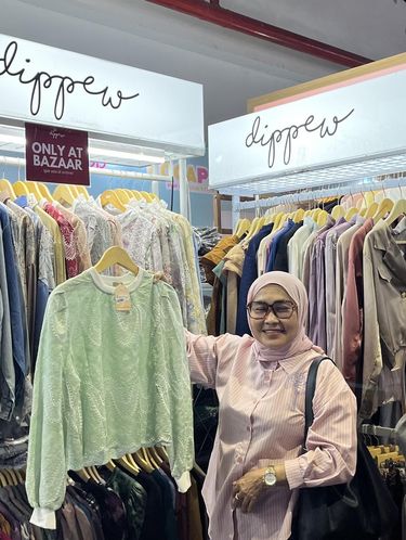 Bazar busana siap pakai, Locapop kembali digelar mulai dari 2-7 Desember 2025 di AEON Mall Tanjung Barat. Ada 61 brand yang menawarkan kolekai busana, hijab hingga tas dengan harga menarik dan bernuansa ala gen z.