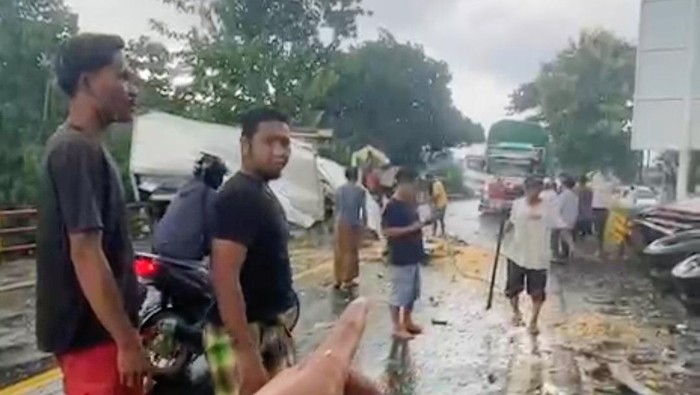 Adu Banteng 2 Truk Boks di Pantura Situbondo