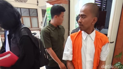 Agus Prayugo saat keluar dari ruang sidang Tirta, PN Denpasar pada Kamis (4/12/2025).(dok.Posbakum PN Denpasar).