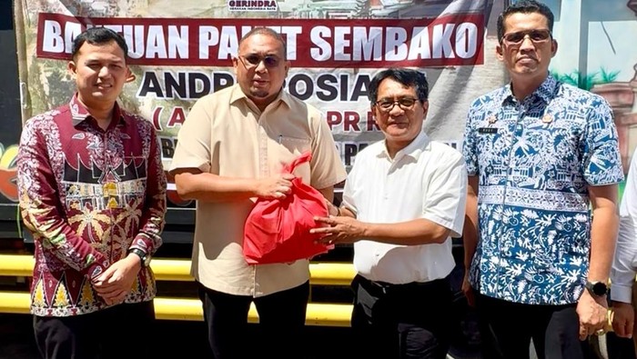 Andre Rosiade Salurkan 2.500 Paket Sembako & 10 Genset ke Padang Pariaman