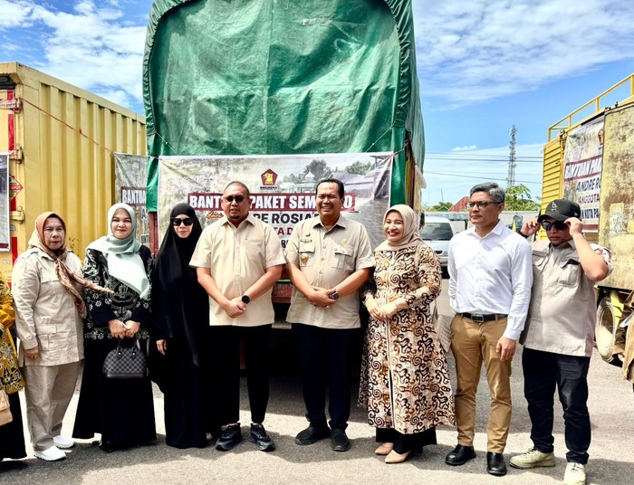 Andre Rosiade Serahkan 2.000 Paket Sembako untuk Korban Banjir Pariaman