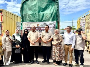 Andre Rosiade Serahkan 2.000 Paket Sembako untuk Korban Banjir Pariaman