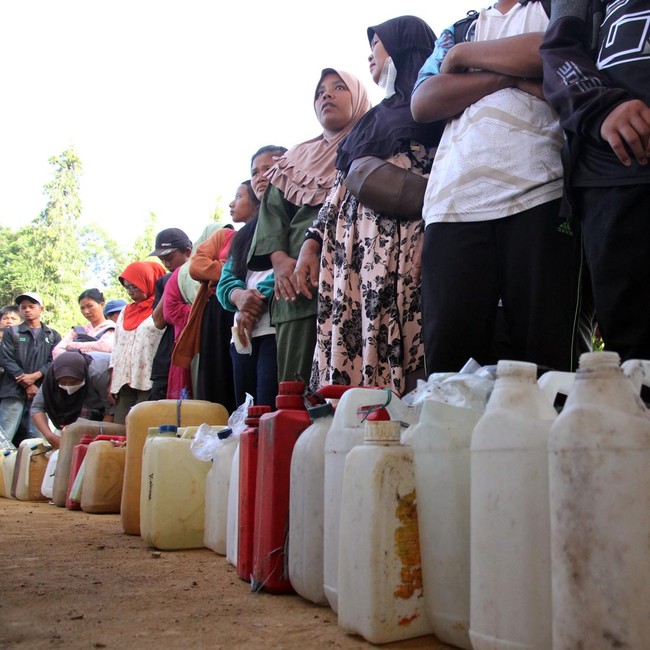 Antrean BBM Mengular di Tapteng, Dampak Longsor Masih Terasa