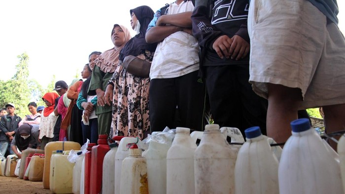 Warga antri membeli Bahan Bakar Minyak (BBM) di salah satu SPBU Kecamatan Pinangsori, Kabupaten Tapanuli Tengah, Sumatera Utara, Kamis (4/12/2025). Bencana longsor dan banjir bandang pada Selasa (25/11) lalu menyebabkan stok BBM terbatas karena akses jalan terputus. ANTARA FOTO/Yudi Manar