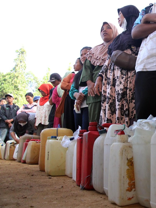 Antrean BBM Mengular di Tapteng, Dampak Longsor Masih Terasa