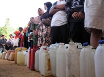 Antrean BBM Mengular di Tapteng, Dampak Longsor Masih Terasa