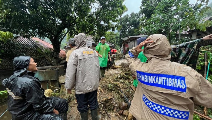 Kali Cikanday Meluap, Polisi Evakuasi Warga hingga Normalisasi Sungai