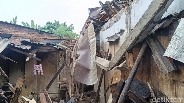 Atap gudang SDN Proyonanggan 03, Kabupaten Batang, roboh, Kamis (4/12/2025). Atap gudang SDN Proyonanggan 03, Kabupaten Batang, roboh, Kamis (4/12/2025).