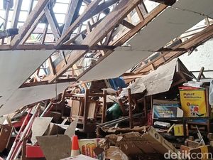 Bruk! Gudang SDN di Batang Roboh, 1 Warga Tertimpa