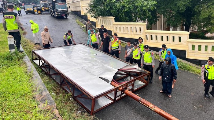 Baliho Ambruk-Pohon Tumbang Timpa 2 Mobil Akibat Hujan Angin di Wonogiri