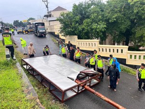 Baliho Ambruk-Pohon Tumbang Timpa 2 Mobil Akibat Hujan Angin di Wonogiri
