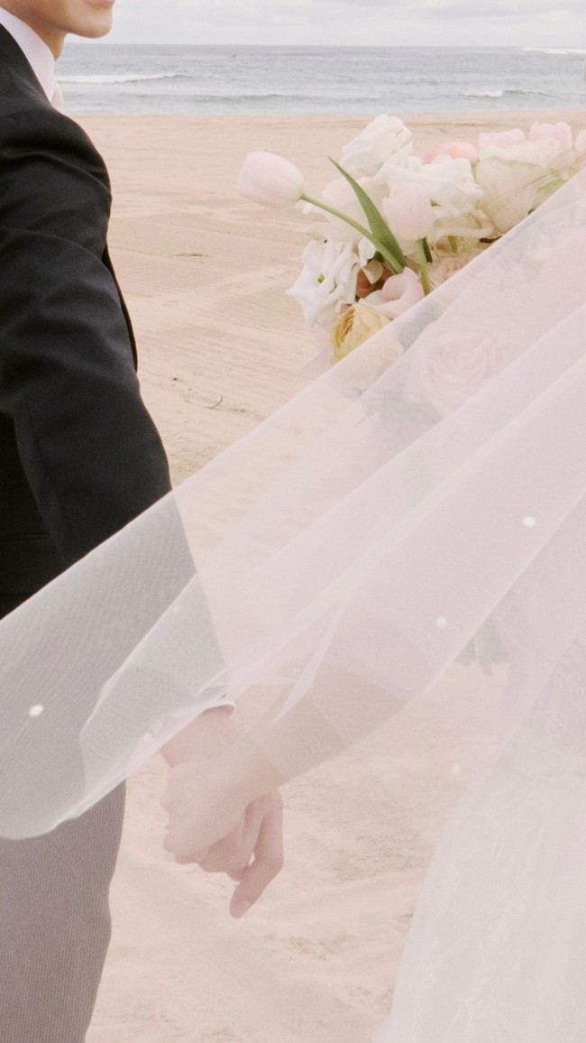 Keduanya seolah membuat reka adegan menikah dalam drama Korea Beautiful Gong Shim (2016), yang mempertemukan mereka untuk pertama kalinya. Foto: dok. Instagram @bbang_93