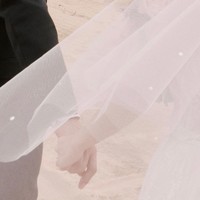 Keduanya seolah membuat reka adegan menikah dalam drama Korea Beautiful Gong Shim (2016), yang mempertemukan mereka untuk pertama kalinya. Foto: dok. Instagram @bbang_93