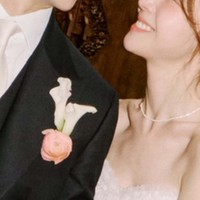 Di hari bahagianya, Bang Minah memancarkan keanggunan dalam balutan gaun pengantin berenda. Sementara On Joo Wan memilih gaya klasik dengan tuksedo hitam. Foto: dok. Instagram @bbang_93