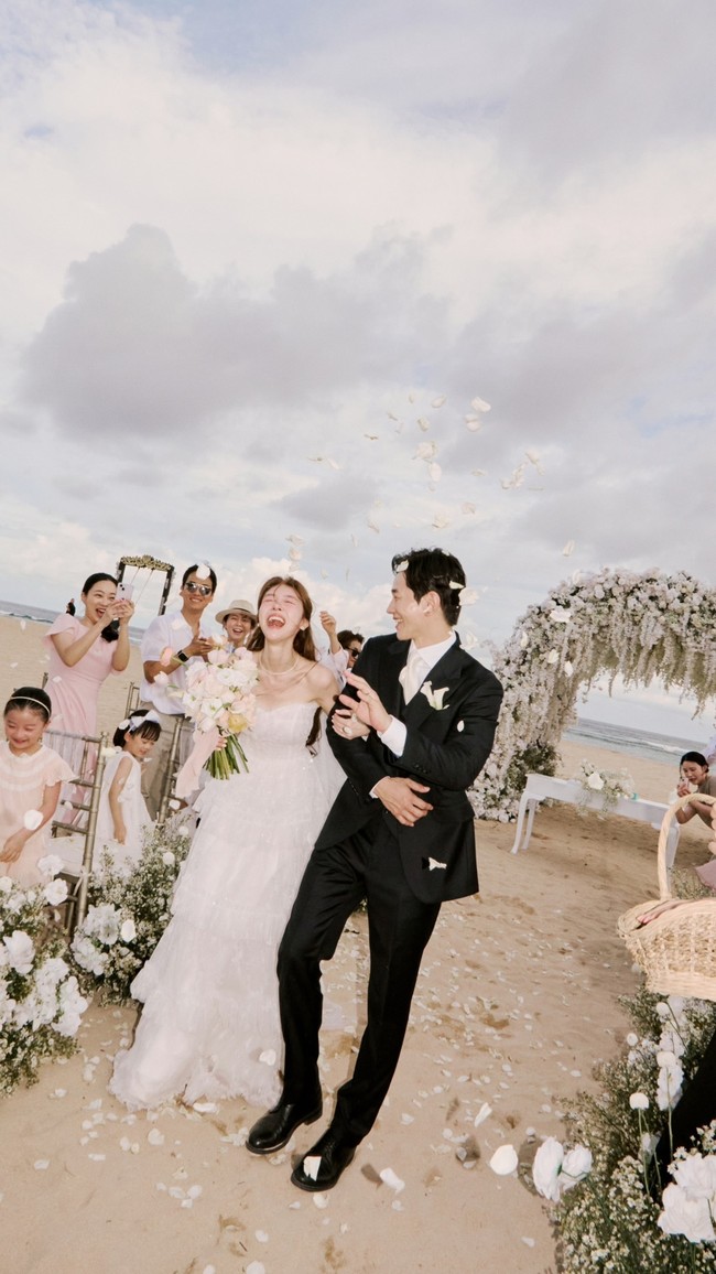 Raut bahagia terpancar dari wajah On Joo Wan dan Bang Minah, yang mantap untuk menikah setelah empat tahun berpacaran. Foto: dok. Instagram @bbang_93