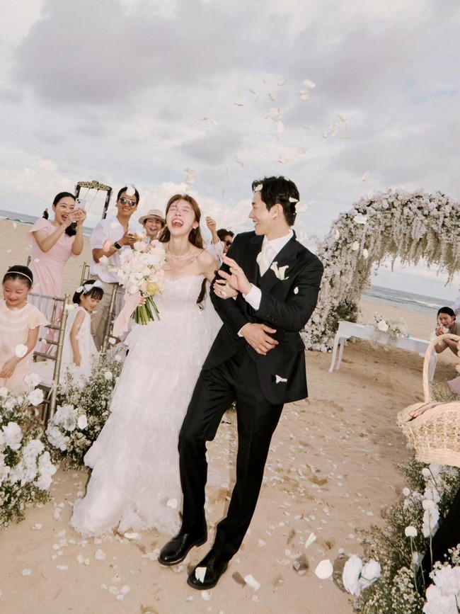 Momen Romantis On Joo Wan & Bang Minah Menikah di Pinggir Pantai Bali