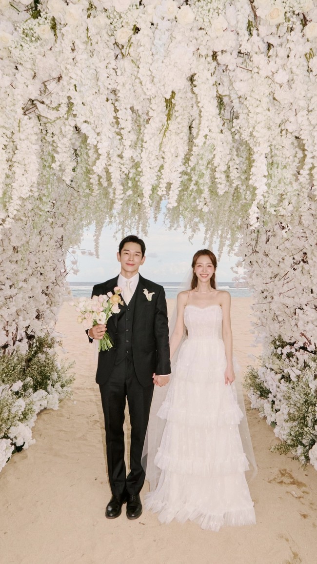 Kisah cinta On Joo Wan dan Bang Minah bersemi setelah dipertemukan lagi sebagai pemain musikal Those Days (2021). Saat mengumumkan pernikahan, sang aktor berjanji akan selalu menjaga Bang Minah, “menyayanginya sepenuh hati” dan “tidak akan membiarkannya terluka sedikit pun.” Foto: dok. Instagram @bbang_93