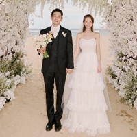 Kisah cinta On Joo Wan dan Bang Minah bersemi setelah dipertemukan lagi sebagai pemain musikal Those Days (2021). Saat mengumumkan pernikahan, sang aktor berjanji akan selalu menjaga Bang Minah, “menyayanginya sepenuh hati” dan “tidak akan membiarkannya terluka sedikit pun.” Foto: dok. Instagram @bbang_93
