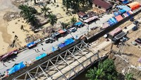 Foto udara sejumlah tenda pengungsian warga di atas jembatan Kota Kuala Simpang, Kabupaten Aceh Tamiang, Aceh. Foto: ANTARA FOTO/Syifa Yulinnas