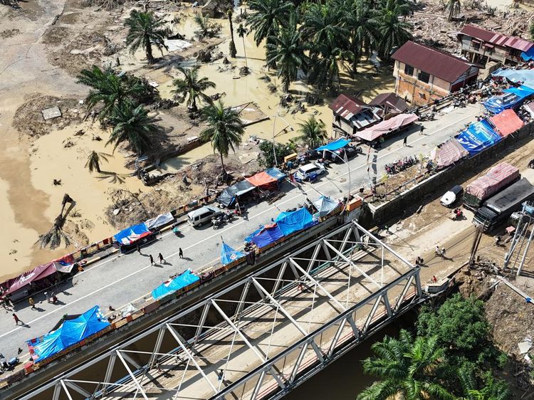 Banjir Bandang Paksa Warga Bangun Tenda Pengungsian di Atas Jembatan
