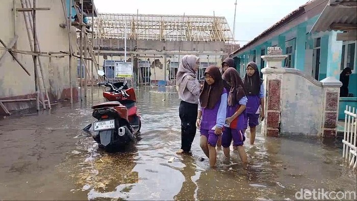753 Rumah di Legonkulon Subang Terendam Banjir Rob