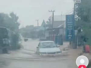 Sungai kembali Meluap Banjiri Desa Tiron Kediri Setinggi Kap Mobil Sedan