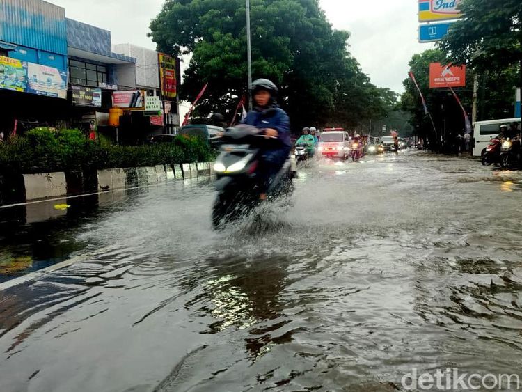 Sejumlah Ruas Jalan di Kota Malang Tergenang Banjir