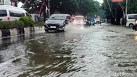 Terparah banjir menggenangi ruas jalan Letjen Sutoyo yang merupakan akses utama menuju jantung kota.