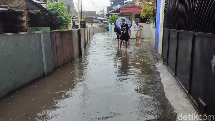 Banjir Kota Malang Terjadi di 39 Titik, Warga Terjebak-Pohon Tumbang