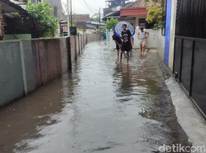Banjir Kota Malang Terjadi di 39 Titik, Warga Terjebak-Pohon Tumbang