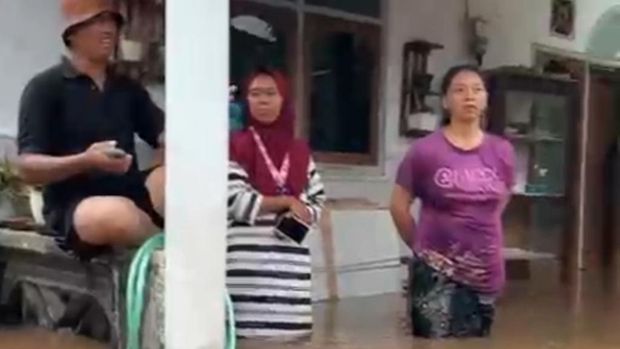 Banjir di Pasuruan akibat luapan Sungai Rejoso. Banjir di Pasuruan akibat luapan Sungai Rejoso.