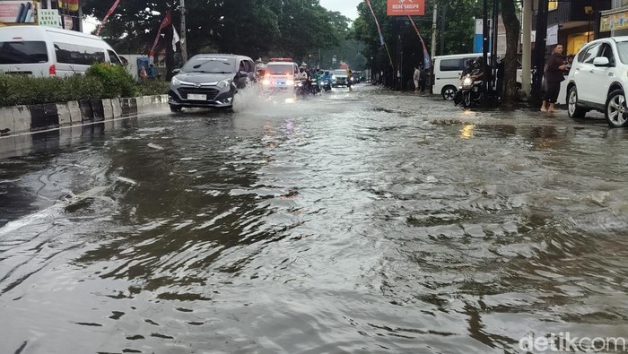 Banjir Genangi Jalur Utama Kota Malang