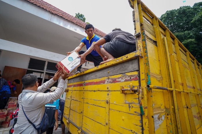 Donasi Rp 170 Juta, 7 Truk Bantuan Pemkab Kediri Meluncur ke Sumatera