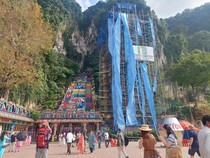 Video Patung Dewa Murugan di Batu Caves Diselimuti Plastik, Ada Apa Nih?