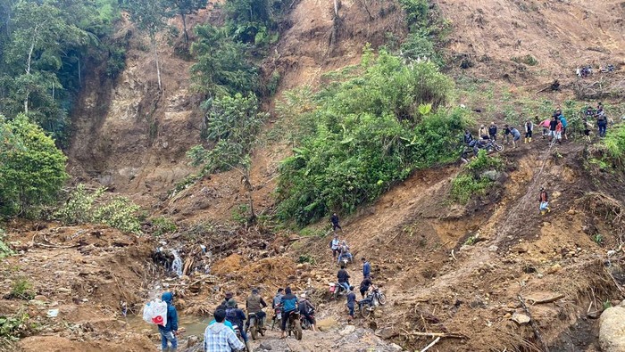 Warga Jalan Kaki Berjam-jam Keluar dari Bener Meriah karena Logistik Menipis