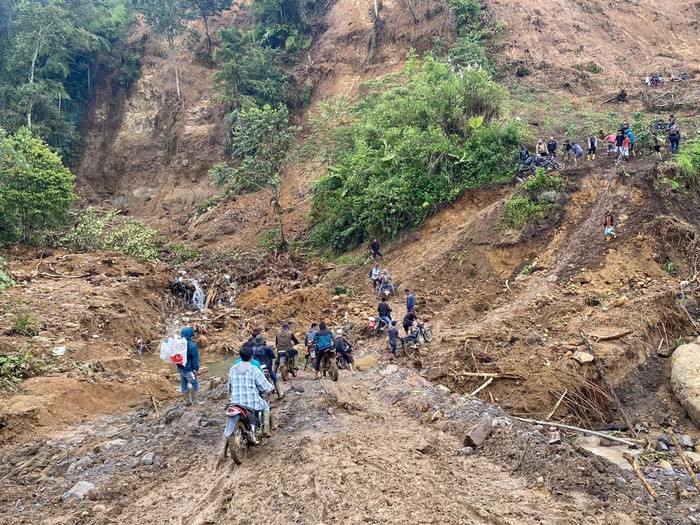 Stok Logistik Menipis, Warga Jalan Kaki Berjam-jam Keluar dari Bener Meriah