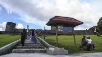 Sejumlah wisatawan mengunjugi Benteng Belgica di Pulau Banda Neira, Kabupaten Maluku Tengah, Maluku, Kamis (4/12/2025). Antara Foto/Andri Saputra