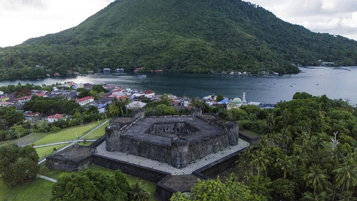 Foto udara lokasi wisata Benteng Belgica di Pulau Banda Neira, Kabupaten Maluku Tengah, Maluku, Kamis (4/12/2025). Benteng yang memiliki luas sekitar 2.707 meter dengan tinggi 10 meter itu dibangun oleh Portugis pada abad ke-16 berfungsi sebagai simbol kekuatan VOC dalam menguasai perdagangan pala dan kini menjadi destinasi wisata sejarah unggulan di Banda Neira yang sering dikunjungi wisatawan lokal serta mancanegara. ANTARA FOTO/Andri Saputra