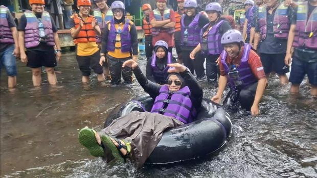 Bid Humas Polda Jateng saat menggelar media gathering dengan sebanyak 75 wartawan di wisata River Tubing Muncul, Salatiga.
