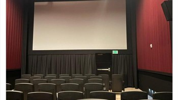 Layar film dipasang tinggi sekali, penonton harus mendongak seperti nonton konser lampu plafon. Selain itu pintu keluarnya ada di bawah layar. Foto: Boredpanda