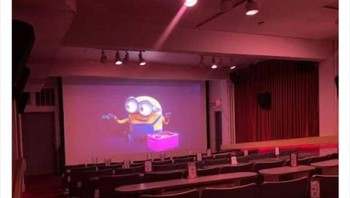Bioskop nostalgia yang memutar film lama, kursi dan suasananya seperti ruang kelas tahun 90-an. Foto: Boredpanda