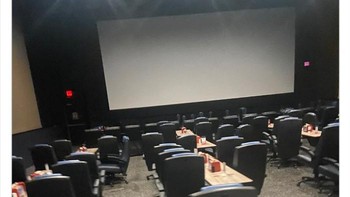 Format studio makan sambil nonton, mirip restoran terang dengan layar besar—bingung ini teater atau food court. Bangkunya unik mirip seperti kursi kerja. Foto: Boredpanda