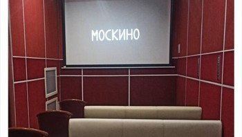 Mini theater dengan sofa menyamping ke arah layar, nyaman tapi sudut pandangnya penuh perjuangan. Foto: Boredpanda