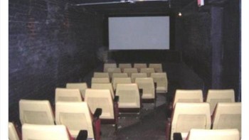 Studio lawas dengan dinding bata gelap dan kursi jadul. Suasana pekat seperti bioskop bawah tanah. Foto: Boredpanda