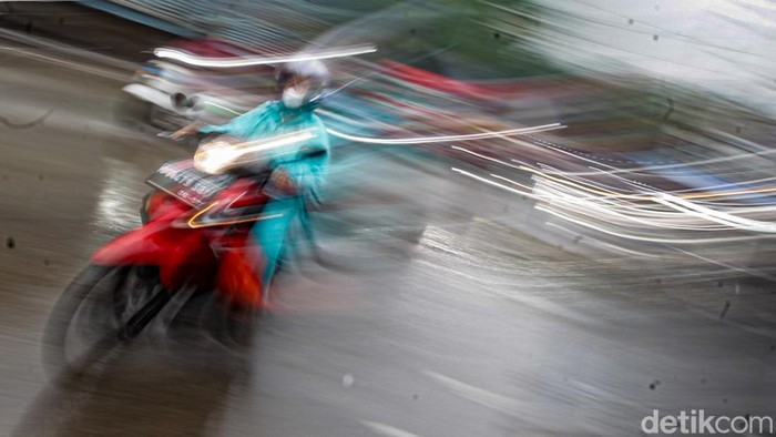 Badan Meteorologi, Klimatologi, dan Geofisika (BMKG) mengeluarkan peringatan dini terkait potensi munculnya bibit siklon tropis pada akhir tahun 2025. Sejumlah wilayah di Indonesia, termasuk DKI Jakarta, diminta meningkatkan kewaspadaan terhadap cuaca ekstrem yang diprediksi dapat terjadi selama periode Natal dan Tahun Baru (Nataru).