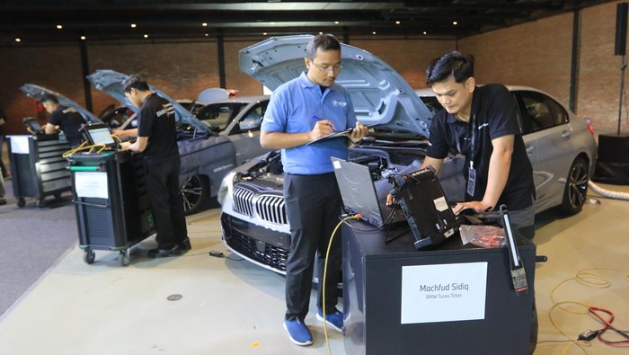 BMW Group Indonesia menggelar BMW Technology Workshop 2025. Pada rangkaian acara tersebut, brand asal Jerman itu turut menghadirkan BMW Technician Excellence Competition 2025 untuk mengukur kemampuan seluruh teknisi mereka di Indonesia, kemarin. Kompetisi tahun ini diikuti 200-an teknisi BMW dari seluruh Indonesia. Tahap kualifikasi dilakukan secara daring, memungkinkan seluruh peserta dari berbagai wilayah mengikuti seleksi secara efisien.