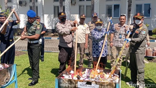 Bupati Lobar, LAZ, memimpin pemusnahan rokok serta minuman keras tanpa cukai di kantor Satpol PP Lombok Barat, Kamis (4/12/1025). (M. Zahiruddin/detikBali)