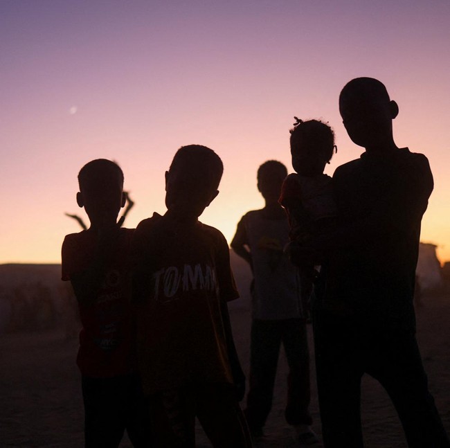 Cahaya Senja Menyapa Pengungsi Sudan di Perbatasan Chad