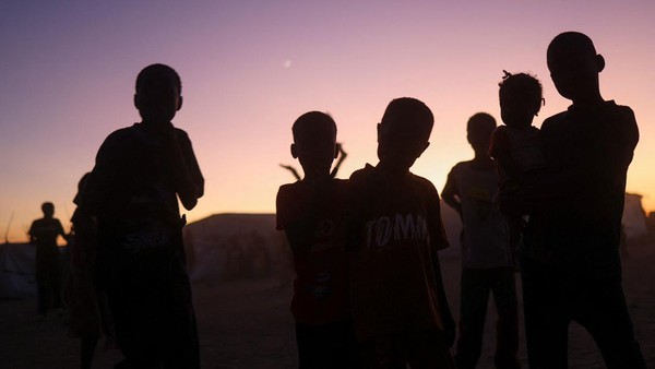Cahaya Senja Menyapa Pengungsi Sudan di Perbatasan Chad